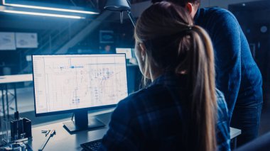 Masaüstü Bilgisayar Mühendisi, Teknik Tasarımlı CAD Yazılımını Gösteren, Erkek Proje Yöneticisi İş Özelliklerini Açıklıyor. Endüstriyel Tasarım Mühendislik Tesisi Ofisi