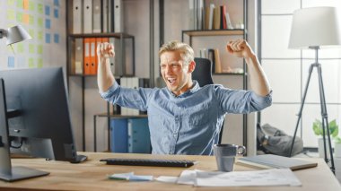 Moda Ofisinde Masasında Oturan Yaratıcı Girişimci, Yeni Önemli Hesaplar ve Proje Başarı Hakkında İyi Haberler Aldı Kazanan Jestler ve Mutlu Alkışlarla Kutlanıyor.