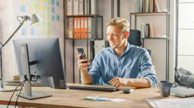 Moda Ofisindeki Masaüstü Bilgisayarında Oturan Yaratıcı Girişimci, Smartphone, Sosyal Medya Uygulamaları, E- posta Ortakları, Mesajlaşma Aile Üyeleri