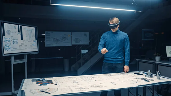 Engenheiro de Desenvolvimento de Software Usar Headset de Realidade Virtual Gere e Manipula Componentes em Realidade Aumentada. Instalação de engenharia tem mesa com motor e carro Concept Blueprints — Fotografia de Stock