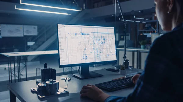 Ingegnere che lavora su computer desktop, schermo che mostra software CAD con schemi tecnologici. Stabilimento di Ingegneria Industriale. Sopra la spalla Colpo — Foto Stock