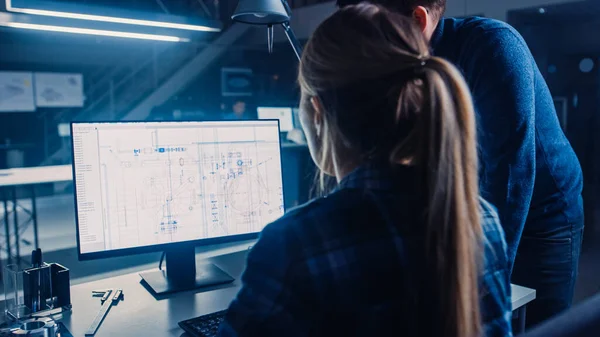 Masaüstü Bilgisayar Mühendisi, Teknik Tasarımlı CAD Yazılımını Gösteren, Erkek Proje Yöneticisi İş Özelliklerini Açıklıyor. Endüstriyel Tasarım Mühendislik Tesisi Ofisi