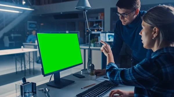 Masaüstü Bilgisayarı 'nda çalışan mühendis, 3D Motor Prototipi ile CAD yazılımını gösteriyor. Mühendislik Tesisinde Gece yarısı, Duvarlara Çizimler ve Planlar. Omzunun üstünden.