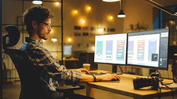 Tarde tarde Oficina creativa: Programador profesional trabaja en una computadora de escritorio, la creación de diseño de aplicaciones de teléfono, el uso de software de edición. Moderno ambiente de oficina con estilo —  Fotos de Stock