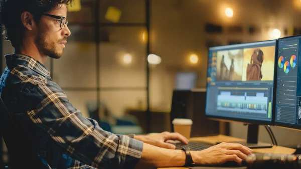 Late Evening Creative Office: Professional Videographer Works on Desktop Computer, Doing Footage Montage, Using Video Editing Software. 현대 비디오 개발자 사무실 — 스톡 사진