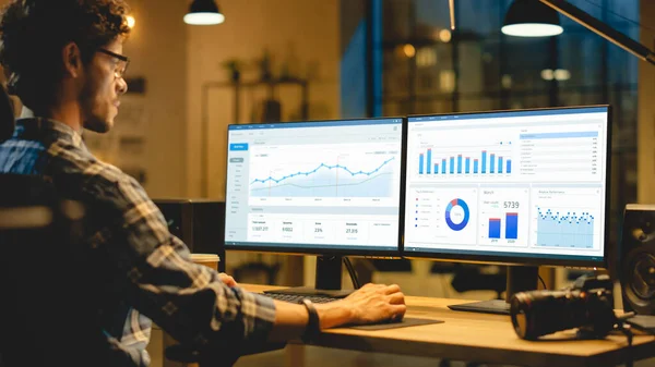 Late Evening Business Office: Professional Analyst Works on Desktop Computer, Doing Final Report, Working with Charts, Graphs. 현대의 사업 사무실 — 스톡 사진