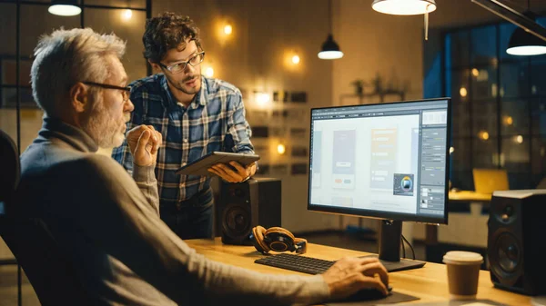 Akşamları Yaratıcı Ortaçağ Mobil Yazılım Tasarımcısı Akıllı Telefon Uygulama Tasarımı ile Masaüstü Bilgisayarı Kullanır, Tablet Bilgisayar kullanan Genç Uzmanla Sohbeti Var.