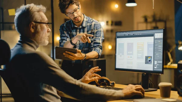 Akşamları Yaratıcı Ortaçağ Mobil Yazılım Tasarımcısı Akıllı Telefon Uygulama Tasarımı ile Masaüstü Bilgisayarı Kullanır, Tablet Bilgisayar kullanan Genç Uzmanla Sohbeti Var.