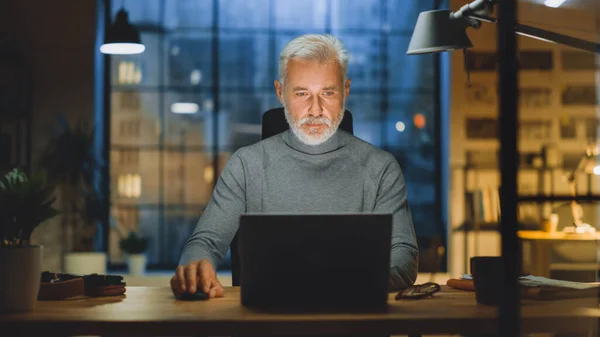 2016 년 1 월 1 일에 확인 함 . Portrait of the Handsome and success Middle Aged Bearded Businessman Working at His Desk Using Laptop Computer. Cozy Home Office Studio 에서 일하는 모습. — 스톡 사진