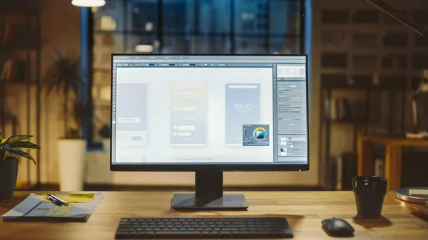 Shot of a Desktop Computer in the Office Shows Screen with Mobile Phone Application Design, Ανάπτυξη Λογισμικού UI. Στο παρασκήνιο Ζεστό Βραδινό φωτισμό και υπαίθριο στούντιο με θέα στην πόλη παράθυρο — Φωτογραφία Αρχείου