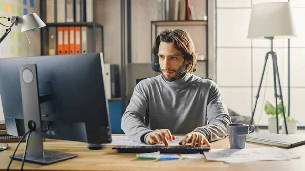 Δημιουργικός επιχειρηματίας που κάθεται στο γραφείο του εργάζεται σε επιτραπέζιο υπολογιστή στο κομψό γραφείο. Όμορφος καιρό Haid Ισπανόφωνος άνθρωπος με καλλιτεχνική ματιά Χρησιμοποιεί υπολογιστή — Φωτογραφία Αρχείου
