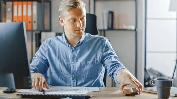 Επιχειρηματίας κάθεται στο γραφείο του Εργάζεται σε επιτραπέζιο υπολογιστή στο κομψό γραφείο, παίρνει Smartphone, Σημαντικό Email, Μήνυμα, Εισερχόμενη επαγγελματική κλήση. — Φωτογραφία Αρχείου