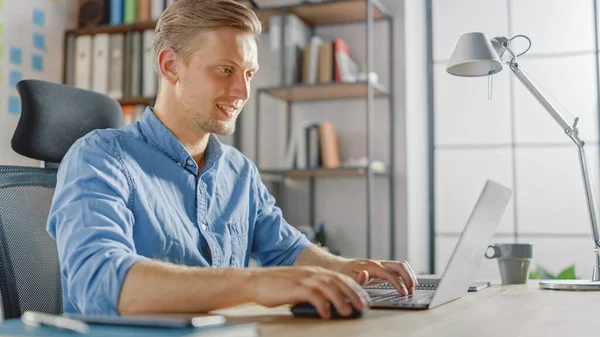 Ofisteki masasında oturan yakışıklı sarışın iş adamı dizüstü bilgisayarda çalışıyor. Yazılım Unicorn Startup Project üzerinde çalışan yaratıcı girişimci. Üniversite için Öğrenci Yazma Kağıdı