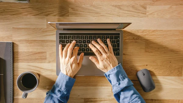 Nahaufnahme von einem Mann, der mit den Händen auf einer Laptop-Tastatur tippt. Helles und modernes Thema. — Stockfoto