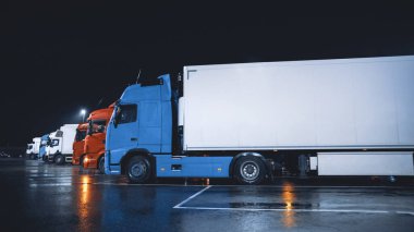 Gece Yarısı Otoparkı 'nda Kargo Karavanı Sürüşlü Yarı Kamyonlar Hattı. Sürücüler Gece Dinleniyor Gece Otoparkında.