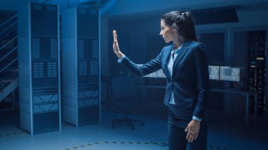 Modern Veri Merkezi Araştırma Laboratuvarında Güzel Kendine Güvenen Kadın Sanal Gerçekliği Etkin Dokunuş Hareketi Yapıyor. Artırılmış Gerçeklik Görüntüsü.