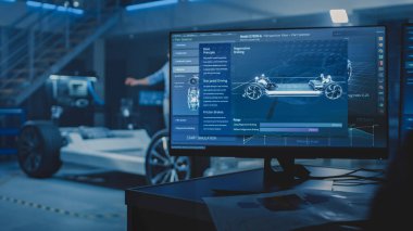 Auto Industry Design Facility Screens Show 3D Cad Software: Electric Vehicle Platform Chassis Prototip ve Concept with Wheels, Engine and Battery. Mühendisler ve Geliştiriciler Uygulaması