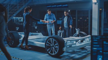 Kadın Proje Müdürü, Mühendisler Ekibi ile Elektrikli Araç Prototipi, Chassis Gösterme, Sürdürülebilirlik ve Motorun Ekolojik Verimliliği Hakkında Konuşuyor