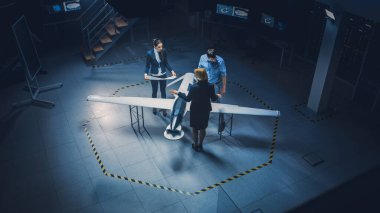 Endüstriyel Uzay Mühendisleri Ekibi insansız hava aracı konsepti üzerinde çalışıyor. Tasarımcılar Pilotsuz Drone üzerinde çalışır. Uçak Gözetleme ve Askeri Yetkiye sahip Endüstriyel Tesis. Yükseltilmiş Vuruş