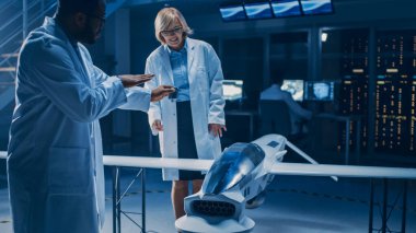 Uluslararası Uzay Mühendisleri Takımı insansız hava aracı insansız hava aracı prototipi üzerinde çalışıyor. Havacılık bilimcileri planlar kullanarak konuşuyor. Ticari Hava Gözetleme Uçakları Laboratuvarı