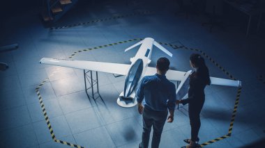 Endüstriyel Uzay Mühendisleri Ekibi insansız hava aracı konsepti üzerinde çalışıyor. Tasarımcılar Pilotsuz Drone üzerinde çalışır. Uçak Gözetleme ve Askeri Yetkiye sahip Endüstriyel Tesis. Yükseltilmiş Vuruş