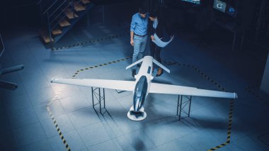 Uzay Mühendisleri Toplantısı İnsansız Hava Aracı Drone Prototipi üzerinde çalışıyor. Havacılık uzmanlarının tartışması var. GPS Gözetleme ve Askeri Görevlere Sahip Uçak Sanayi Tesisi