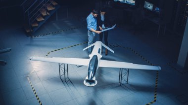 Uzay Mühendisleri Toplantısı İnsansız Hava Aracı Drone Prototipi üzerinde çalışıyor. Havacılık uzmanlarının tartışması var. GPS Gözetleme ve Askeri Görevlere Sahip Uçak Sanayi Tesisi