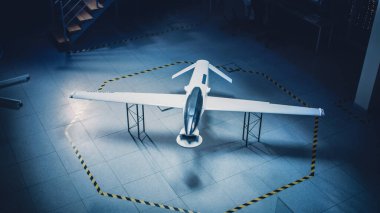 İnsansız Hava Aracı Drone Prototipi 'nin Yüksek Çekimi. GPS Gözetleme ve Askeri Görevlere Sahip Uçak Sanayi Tesisi