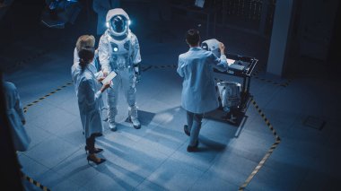 Beyaz Önlük Giyen Uzay Bilimcileri ve Mühendisleri Ekibi, Bilgisayarları Kullanın, Yeni Uzay Giysileri İçin Astronot Başlığı Yapın, Keşif ve Seyahat İçin Uyumlu. Yüksek Açı Atışı