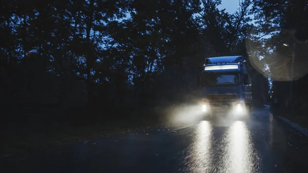 장발 세미 트럭 (Long Haul Semi-Truck) 은 카고 트레일러 (Cargo Trailer) 와 함께 광대 한 시골 길을 걷는다. 이른 아침에 차를 타고 대륙을 횡단하는 비를 통과하여, 안개. — 스톡 사진