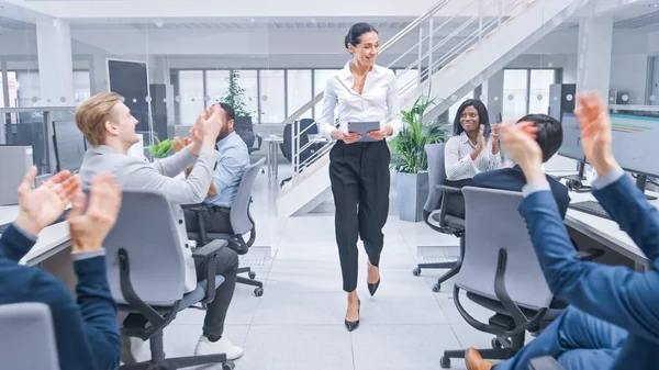 Beautiful Happy Business Woman Manager is Being Cheered and Celebrated by Her Colleagues because to Success. Pengalihan dan Motivasi Bisnis Orang-orang bekerja pada Komputer di Modern Open Office. — Stok Foto