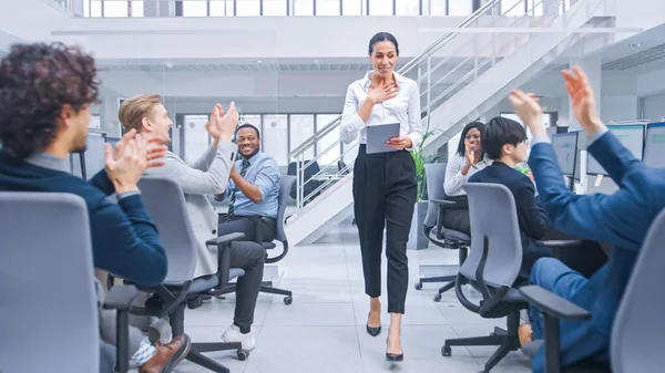 아름다운 행복 한 비즈니스 여성 관리자는 성공때문에 그녀의 동료들에 의해 환호받고 축하받고 있다. Diverse and Motivated Business People Work on Computers in Modern Open Office. — 스톡 사진