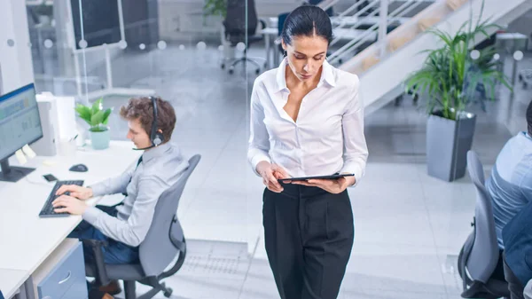 Beautiful Female Manager is Walking Pass Her Customer Service Operator Colleagues and Supervise Their Work. Diverse and Motivated Call Center People Work on Computers and Wearing Headsets. — Stock Photo, Image