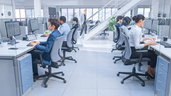 Diverse Team van Business Managers en Specialisten werken aan Desktop Computers met twee rijen tafels naast elkaar. Jonge en gemotiveerde zakenmensen in Modern Open Office. — Stockfoto