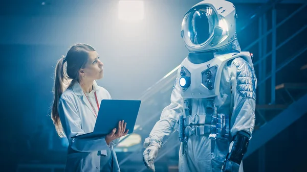 Shot of an Aerospace Scientist Wearing White Coat Use Computer for Designing New Space Suit Adapted for Galaxy and Travel Exploration (en inglés). Construyendo traje de astronauta —  Fotos de Stock
