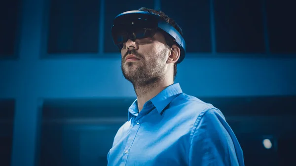 In 3D Content Létrehozása Laboratóriumi mérnök viselő professzionális virtuális valóság headset és működik kiterjesztett valóság. Stílusos alacsony szögű portré lövés — Stock Fotó