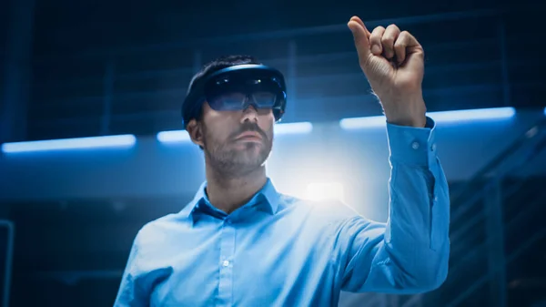 En la creación de contenido 3D Ingeniero de laboratorio que usa auriculares de realidad virtual profesionales funciona y gestos en realidad aumentada. Elegante tiro de retrato de ángulo bajo —  Fotos de Stock