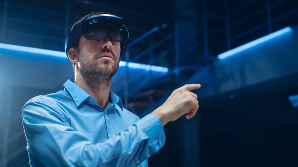 在3D内容中，创建实验室工程师穿着专业的虚拟现实耳机作品和放大现实中的手势。时尚低角肖像画镜头 — 图库照片