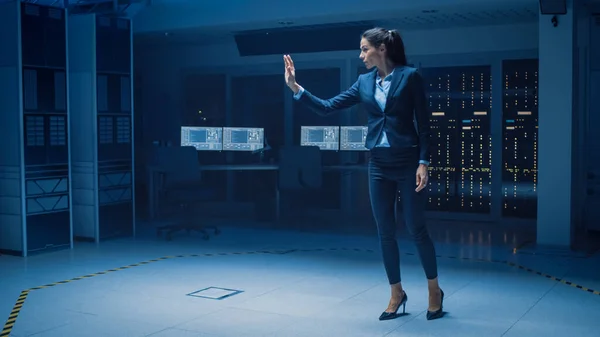 En el Laboratorio de Investigación del Centro de Datos Moderno, la hermosa mujer segura hace realidad virtual activando el gesto táctil. Disparo de realidad aumentada simulada. — Foto de Stock