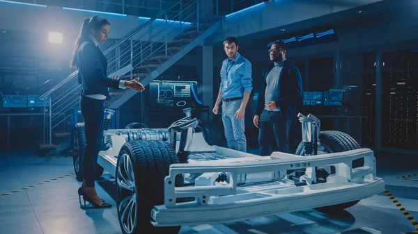 국제 자동차 설계 기술자 팀 (International Team of Automobile Design Engineers Discussing Design of Autonomous Electric Car Prototype). 자동차 플랫 폼 차 리스 With Wheels, Engines, Battery. 신선 한 에너지 의 효율성 — 스톡 사진