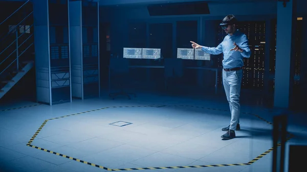 Dans 3D Content Creating Laboratory Engineer Wearing Professional Virtual Reality Headset Works and Gestures in Augmented Reality. Installation de conception logicielle industrielle — Photo