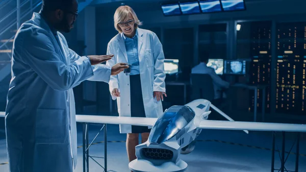 Uluslararası Uzay Mühendisleri Takımı insansız hava aracı insansız hava aracı prototipi üzerinde çalışıyor. Havacılık bilimcileri planlar kullanarak konuşuyor. Ticari Hava Gözetleme Uçakları Laboratuvarı