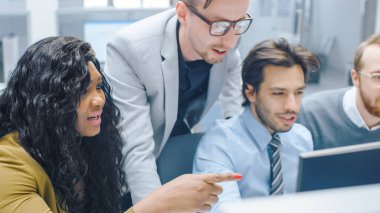 Modern Ofis 'te: Çeşitli İş Adamları ve İş Kadını Ekibi Bilgisayar üzerinde Çalışıyor, Tartışıyor, Sorunlu Çözüm Bulmaya Çalışıyor. Genç ve Motivasyonlu İş İnsanları Konuş ve Planla