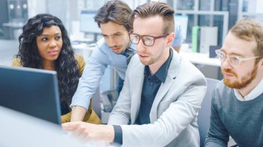 Modern Ofiste: Çeşitli Genç Motivasyonlu İş Adamları ve İş Kadınları Ekibi Bilgisayar Üzerinde Çalışıyor, Tartışıyor, Sorunları Toplu olarak Buluyor. Hırslı İş İnsanları İşbirliği