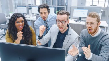 Modern Ofis 'te: Çeşitli İş Adamları Ekibi Bilgisayar, Tartışma, Problem Çözümü, Alkışlar ve Tezahürat Yaparak Kutlama Üzerinde Çalışıyor. Mutlu ve Motivasyonlu İş İnsanları