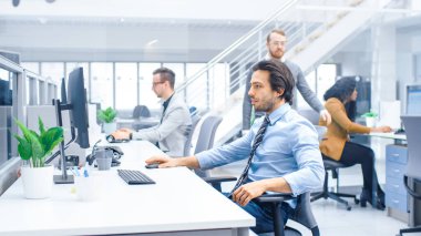 Genç Mutlu İşadamı Parlak Modern Ofise Tatilden Sonra İşe Döndü, Masaüstü Bilgisayarında Çalışma Yeri Aldı. 