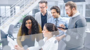 Modern Ofiste: Çeşitli Genç Motivasyonlu İş Adamları ve İş Kadınları Ekibi Bilgisayar Üzerinde Çalışıyor, Tartışıyor, Sorunları Toplu olarak Buluyor. Hırslı İş Adamları Başarılı Takım Çalışması