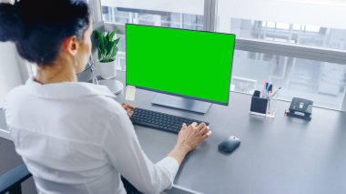 Açık Uzay Ofisi İş Kadını 'nda Green Mock-Up Screen ile kişisel bilgisayarında çalışıyor. Büyük Parlak Modern Açık Uzay Ofisinde Çekim.