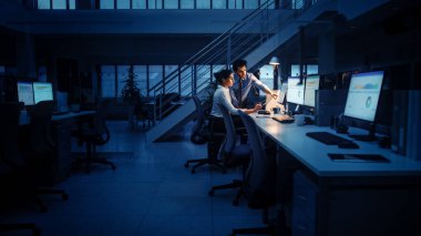 Modern Ofiste Gece Geç Saatler: İşadamı ve İş kadını Bilgisayar Üzerinde Çalışıyor, Tartışıyor, Sorunlu Çözüm Bulma Önemli Projesi. Başarılı Sorumluluk Sahipleri Bürosu çalışanları