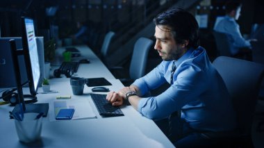 Yorgun Ofis Çalışanları Ofisinde Masaüstü Bilgisayarı Kullanıyor. Yorgun İşadamı neredeyse İşinde Uyuyor